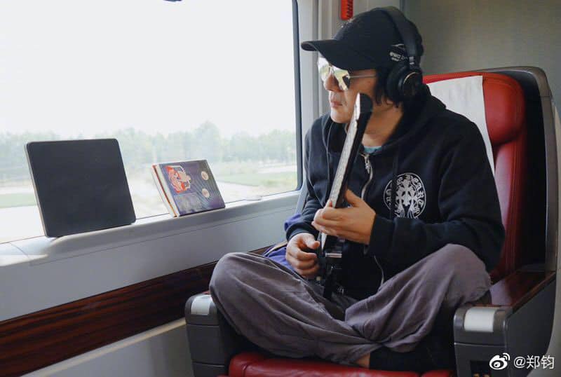 :Weekend is coming. Just pack your music with your trip. -Pictrue from Zheng Michael 