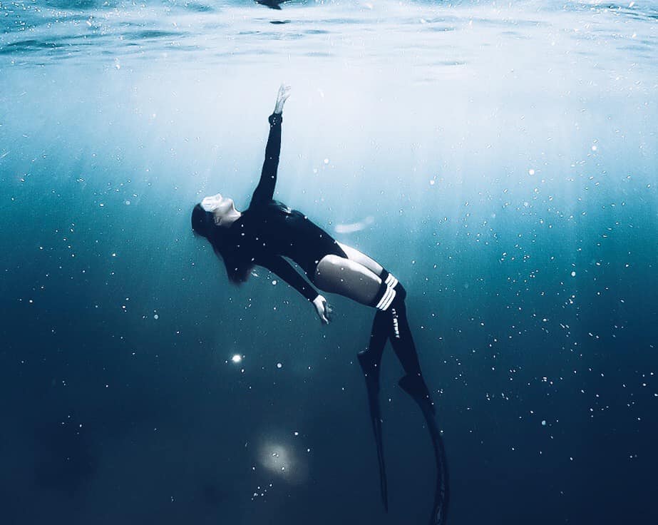 Free diving in the ocean. Exciting or terrifying?  Learn more about the versatile GPS Dive Computer for your diving adventures: www.tomtop.com Get yours now for PHP53,995 and enjoy Garmin Protect 2-Year Extended Warranty. ... ⌚️ Descent Mk1